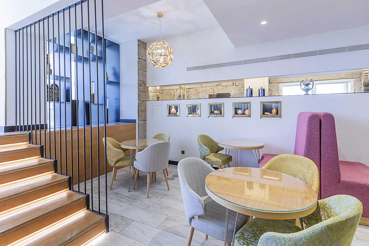Fotografia Hotel em Chaves - Sessão fotográfica à remodelação de um hotel em Chaves, destacando o equilíbrio entre tradição e modernidade. Com ângulos precisos e iluminação natural, as imagens evidenciam os espaços acolhedores, realçando a sofisticação e o conforto oferecidos.