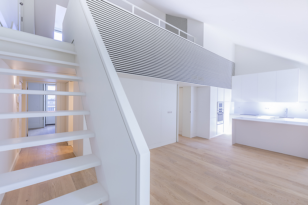 Fotografia Imobiliária - Sessão fotográfica a um elegante duplex recuperado na icónica Rua Augusta, Lisboa. Com foco na luz natural, detalhes modernos e ângulos perfeitos, captamos a essência do espaço, criando imagens únicas que refletem o seu charme e personalidade.