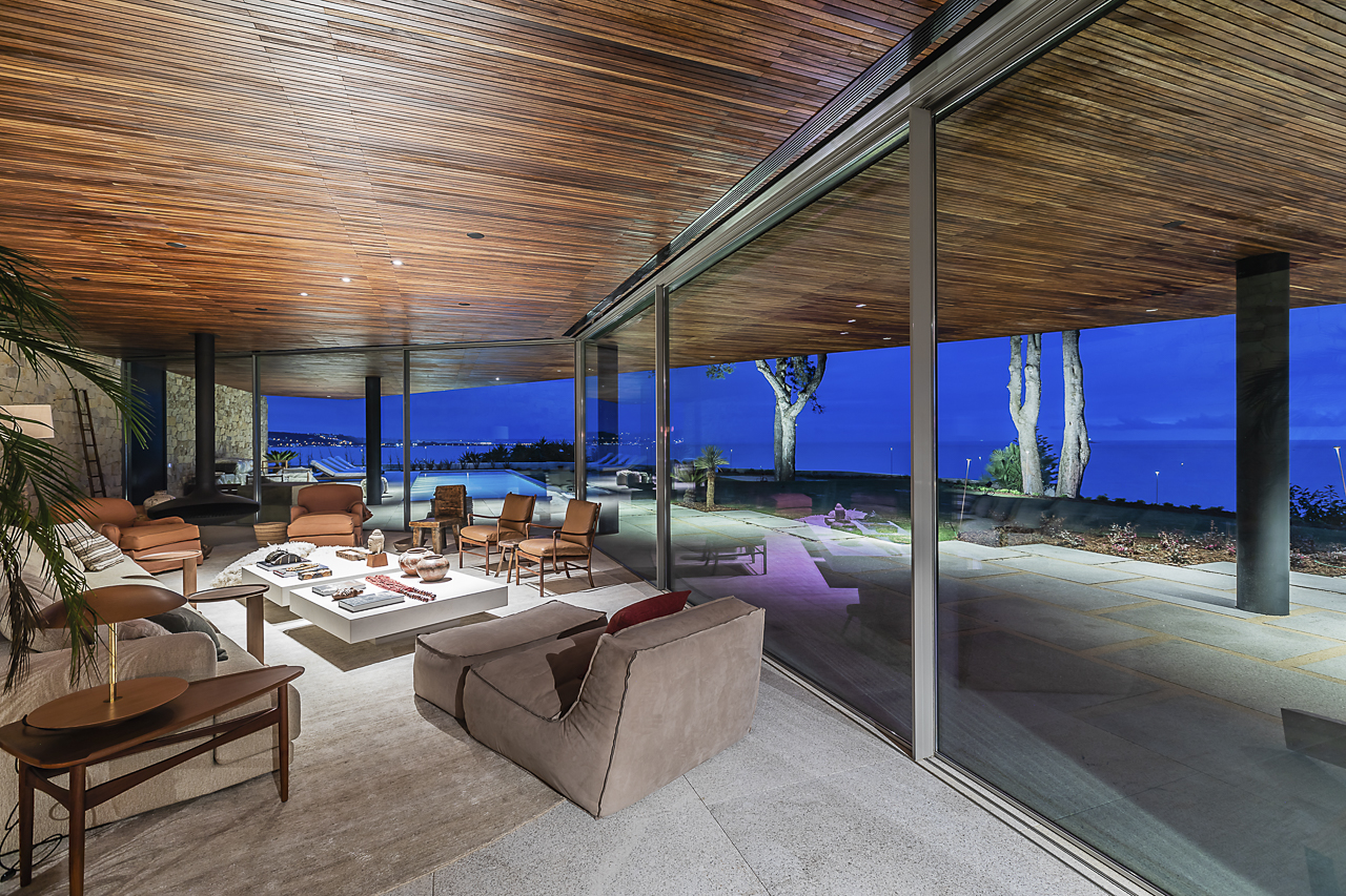 Fotografia de Moradia - Sessão fotográfica a uma deslumbrante residência de luxo, capturando cada detalhe dos seus elegantes espaços. A luz natural realça a sofisticação dos acabamentos, enquanto a vista panorâmica sobre o rio Tejo confere um cenário único e inspirador.