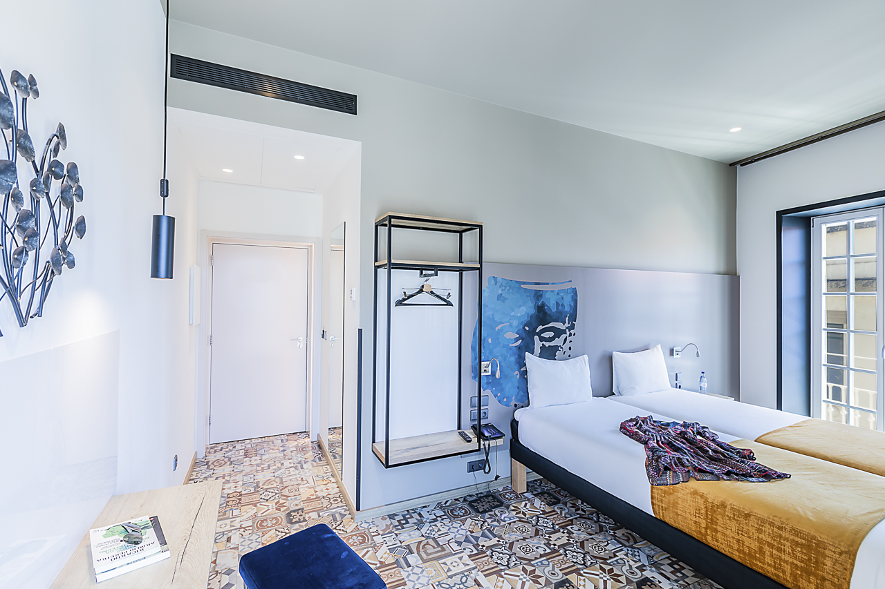 Fotografia Hotel em Chaves - Sessão fotográfica à remodelação de um hotel em Chaves, destacando o equilíbrio entre tradição e modernidade. Com ângulos precisos e iluminação natural, as imagens evidenciam os espaços acolhedores, realçando a sofisticação e o conforto oferecidos.