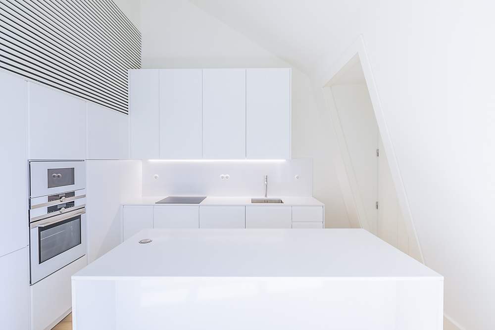 Fotografia Imobiliária - Sessão fotográfica a um elegante duplex recuperado na icónica Rua Augusta, Lisboa. Com foco na luz natural, detalhes modernos e ângulos perfeitos, captamos a essência do espaço, criando imagens únicas que refletem o seu charme e personalidade.
