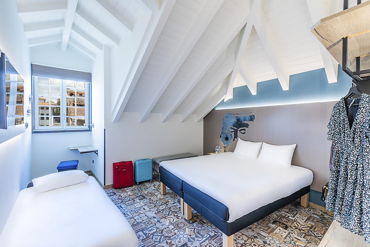 Fotografia Hotel em Chaves - Sessão fotográfica à remodelação de um hotel em Chaves, destacando o equilíbrio entre tradição e modernidade. Com ângulos precisos e iluminação natural, as imagens evidenciam os espaços acolhedores, realçando a sofisticação e o conforto oferecidos.