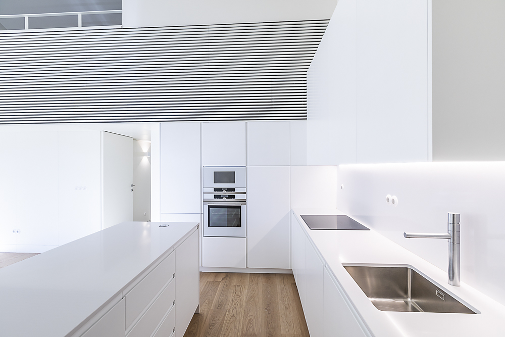 Fotografia Imobiliária - Sessão fotográfica a um elegante duplex recuperado na icónica Rua Augusta, Lisboa. Com foco na luz natural, detalhes modernos e ângulos perfeitos, captamos a essência do espaço, criando imagens únicas que refletem o seu charme e personalidade.