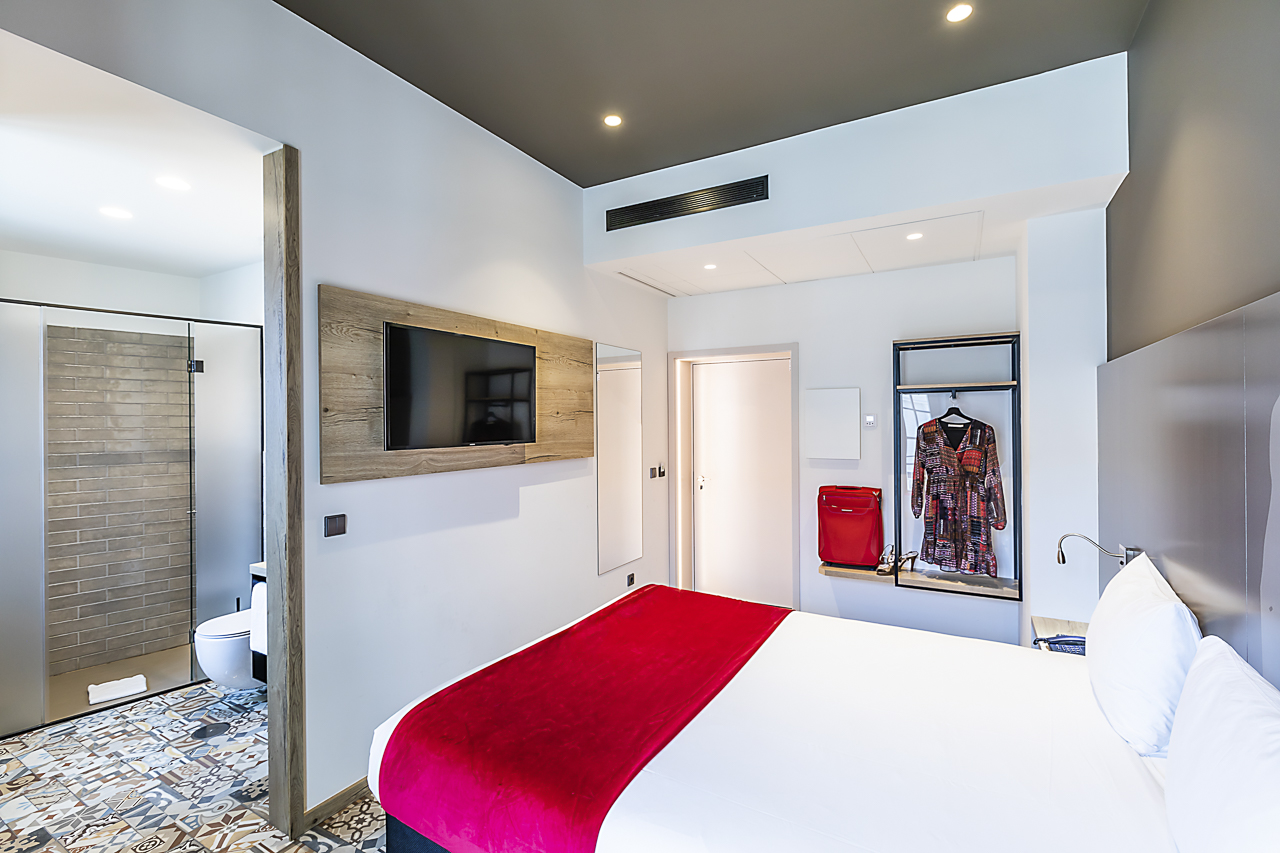 Fotografia Hotel em Chaves - Sessão fotográfica à remodelação de um hotel em Chaves, destacando o equilíbrio entre tradição e modernidade. Com ângulos precisos e iluminação natural, as imagens evidenciam os espaços acolhedores, realçando a sofisticação e o conforto oferecidos.