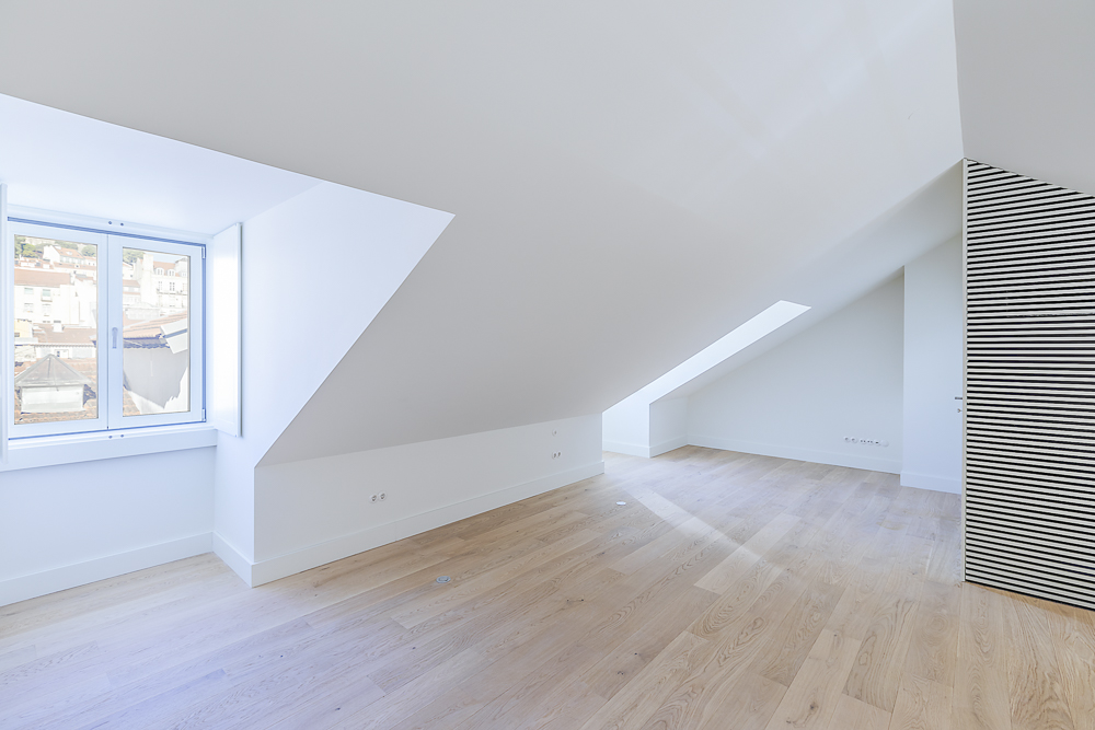 Fotografia Imobiliária - Sessão fotográfica a um elegante duplex recuperado na icónica Rua Augusta, Lisboa. Com foco na luz natural, detalhes modernos e ângulos perfeitos, captamos a essência do espaço, criando imagens únicas que refletem o seu charme e personalidade.