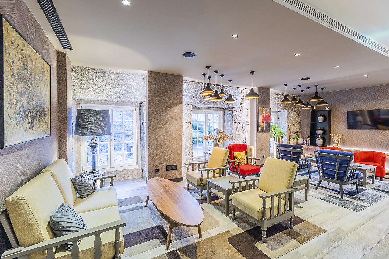 Fotografia Hotel em Chaves - Sessão fotográfica à remodelação de um hotel em Chaves, destacando o equilíbrio entre tradição e modernidade. Com ângulos precisos e iluminação natural, as imagens evidenciam os espaços acolhedores, realçando a sofisticação e o conforto oferecidos.