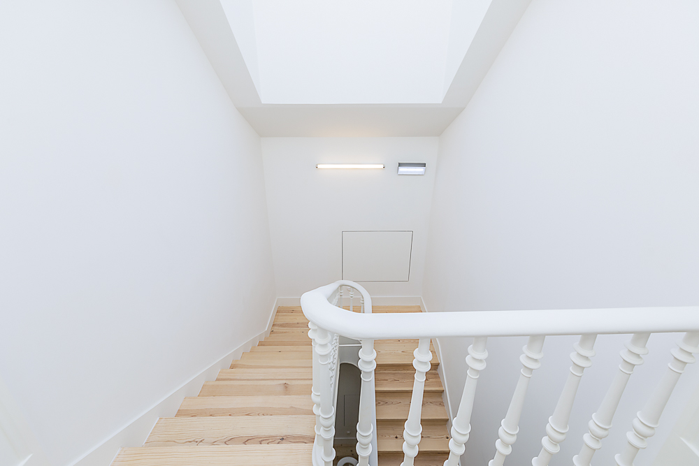 Fotografia Imobiliária - Sessão fotográfica a um elegante duplex recuperado na icónica Rua Augusta, Lisboa. Com foco na luz natural, detalhes modernos e ângulos perfeitos, captamos a essência do espaço, criando imagens únicas que refletem o seu charme e personalidade.