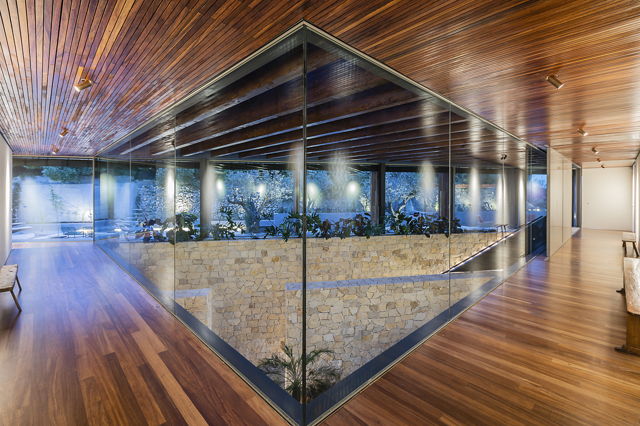 Fotografia de Moradia - Sessão fotográfica a uma deslumbrante residência de luxo, capturando cada detalhe dos seus elegantes espaços. A luz natural realça a sofisticação dos acabamentos, enquanto a vista panorâmica sobre o rio Tejo confere um cenário único e inspirador.