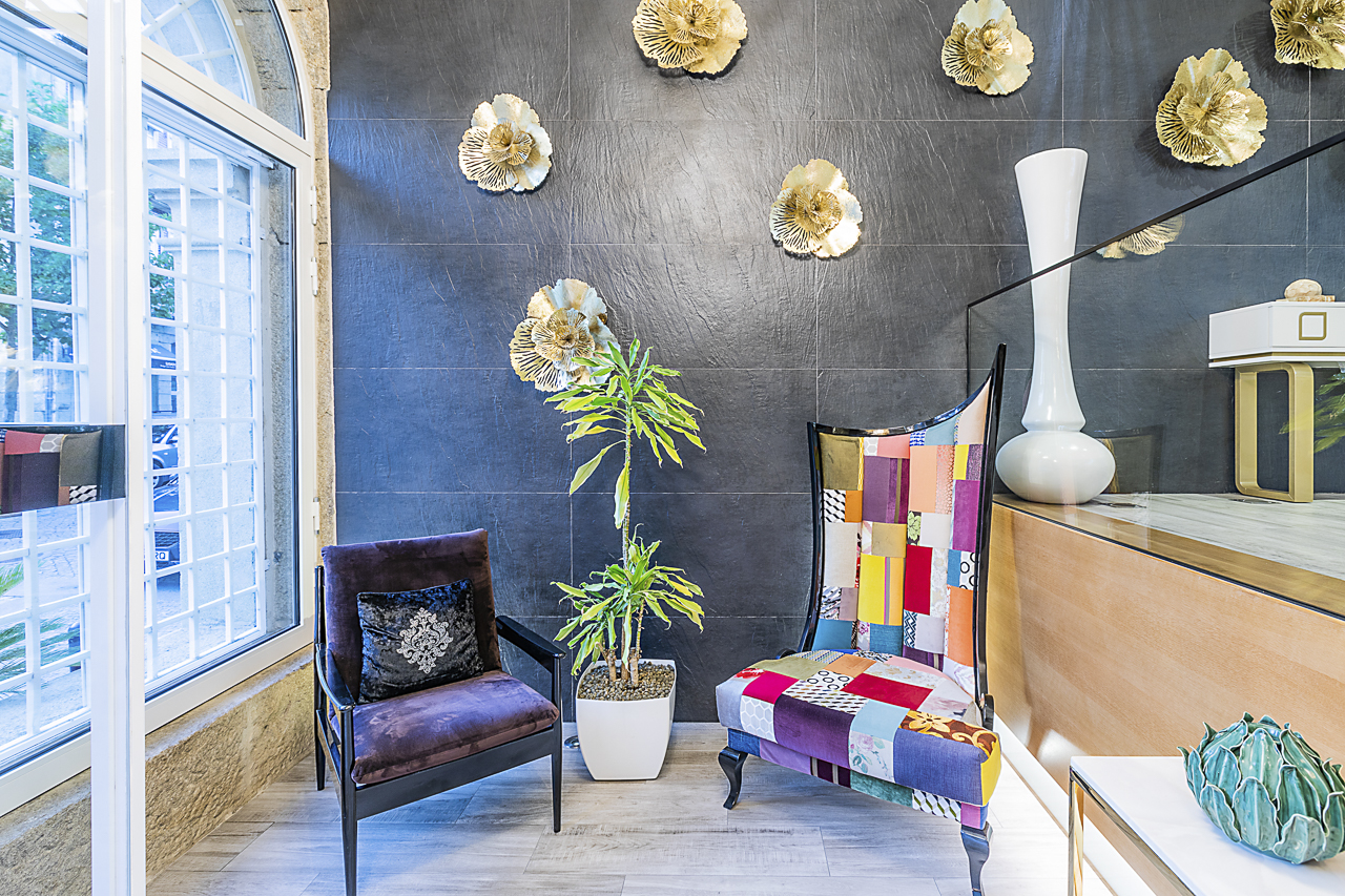 Fotografia Hotel em Chaves - Sessão fotográfica à remodelação de um hotel em Chaves, destacando o equilíbrio entre tradição e modernidade. Com ângulos precisos e iluminação natural, as imagens evidenciam os espaços acolhedores, realçando a sofisticação e o conforto oferecidos.