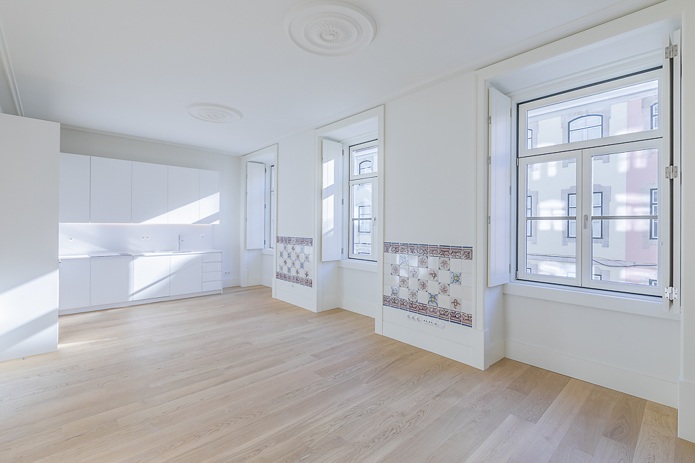 Fotografia Imobiliária - Sessão fotográfica a um elegante duplex recuperado na icónica Rua Augusta, Lisboa. Com foco na luz natural, detalhes modernos e ângulos perfeitos, captamos a essência do espaço, criando imagens únicas que refletem o seu charme e personalidade.