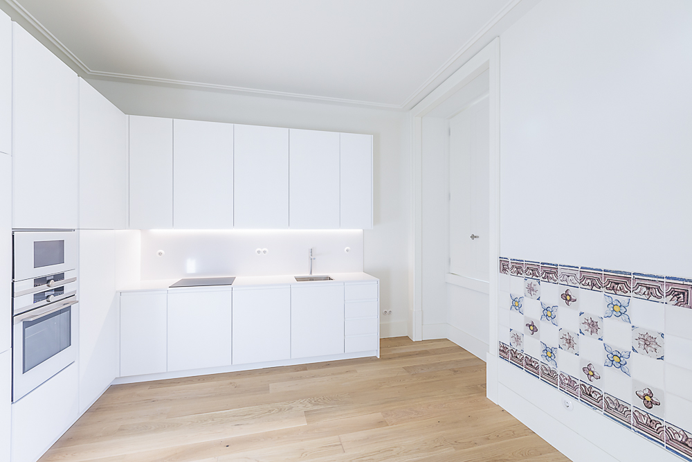 Fotografia Imobiliária - Sessão fotográfica a um elegante duplex recuperado na icónica Rua Augusta, Lisboa. Com foco na luz natural, detalhes modernos e ângulos perfeitos, captamos a essência do espaço, criando imagens únicas que refletem o seu charme e personalidade.