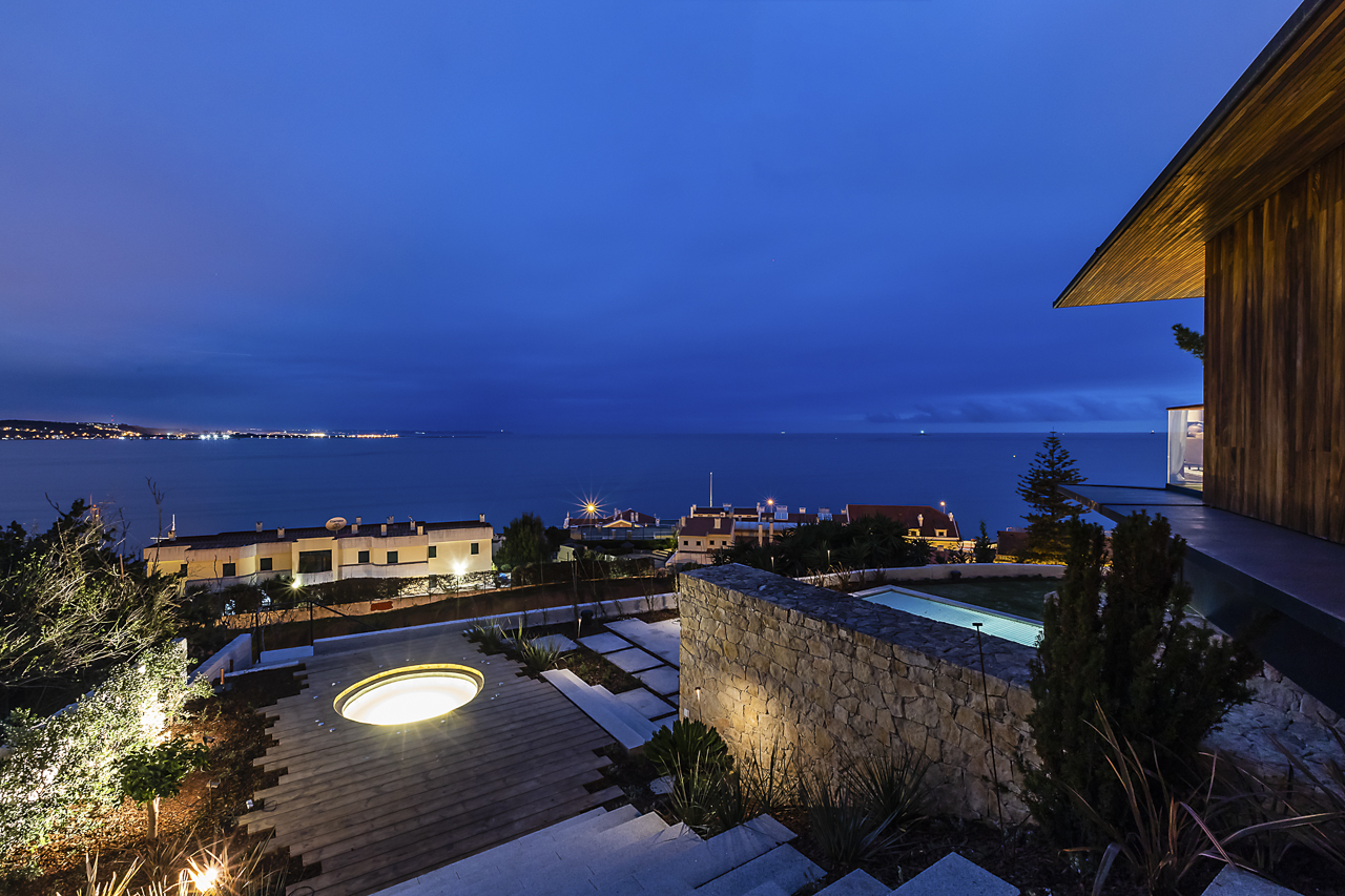 Fotografia de Moradia - Sessão fotográfica a uma deslumbrante residência de luxo, capturando cada detalhe dos seus elegantes espaços. A luz natural realça a sofisticação dos acabamentos, enquanto a vista panorâmica sobre o rio Tejo confere um cenário único e inspirador.