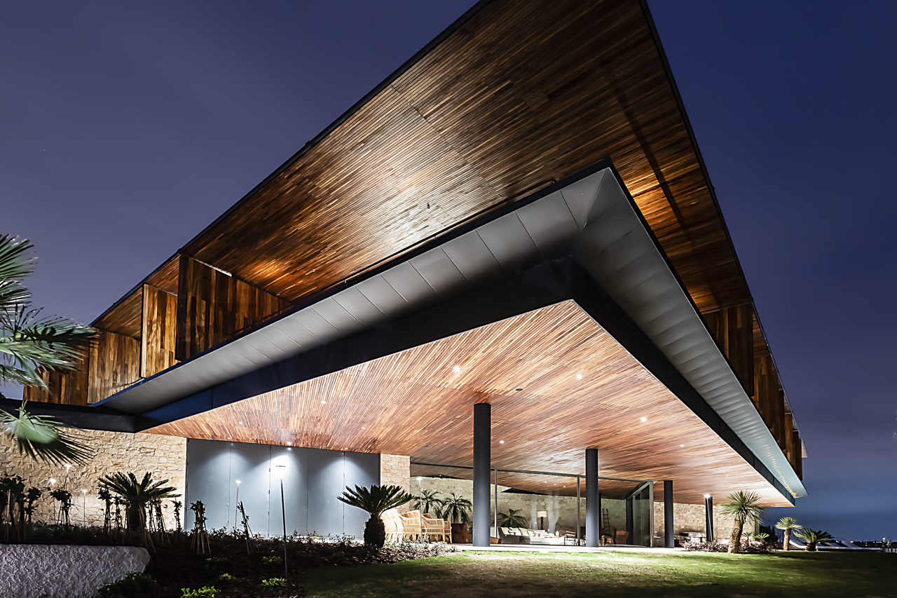 Fotografia de Moradia - Sessão fotográfica a uma deslumbrante residência de luxo, capturando cada detalhe dos seus elegantes espaços. A luz natural realça a sofisticação dos acabamentos, enquanto a vista panorâmica sobre o rio Tejo confere um cenário único e inspirador.