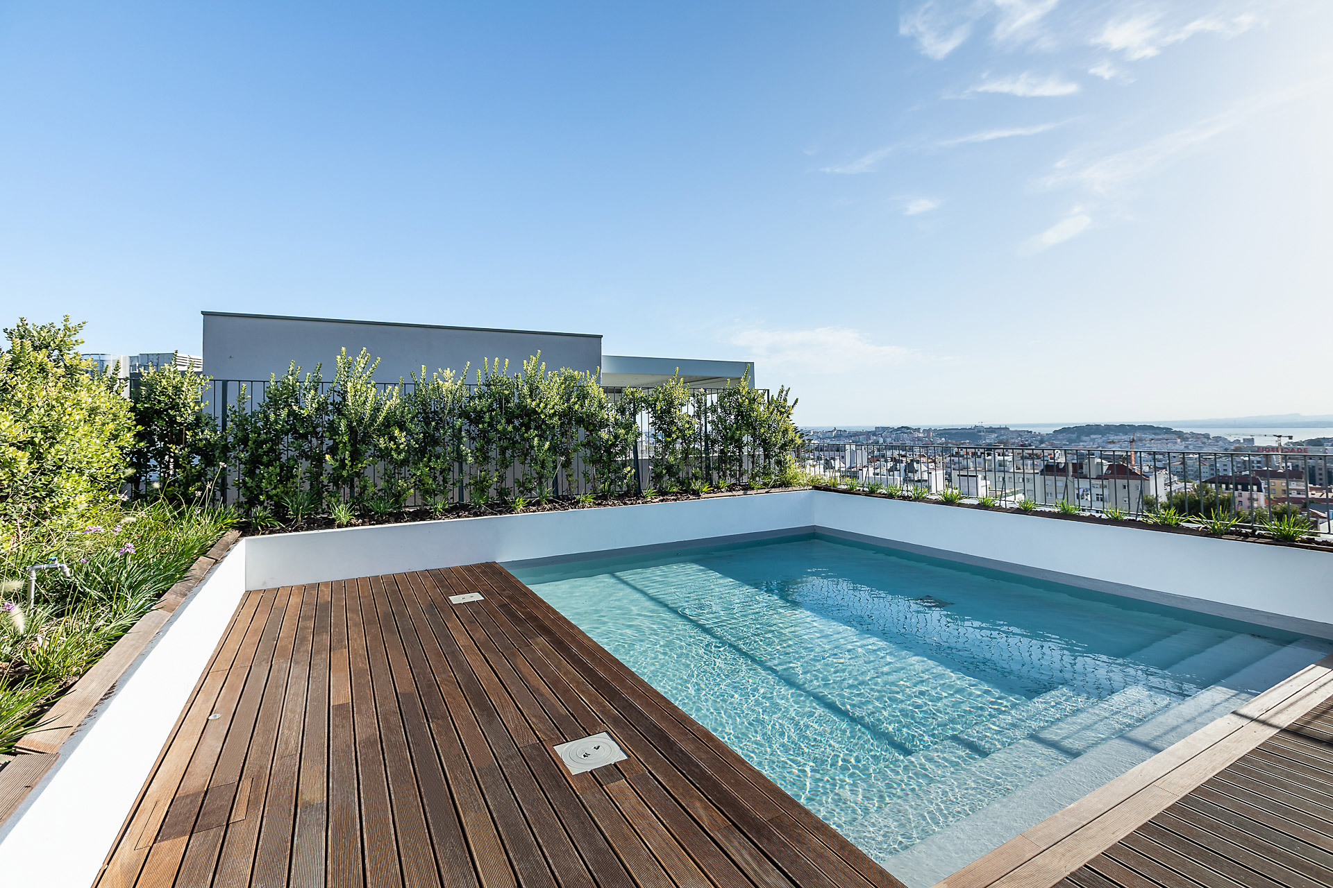 Fotografia de Arquitectura - Fotografia do topo de edificio de apartamentos com piscina