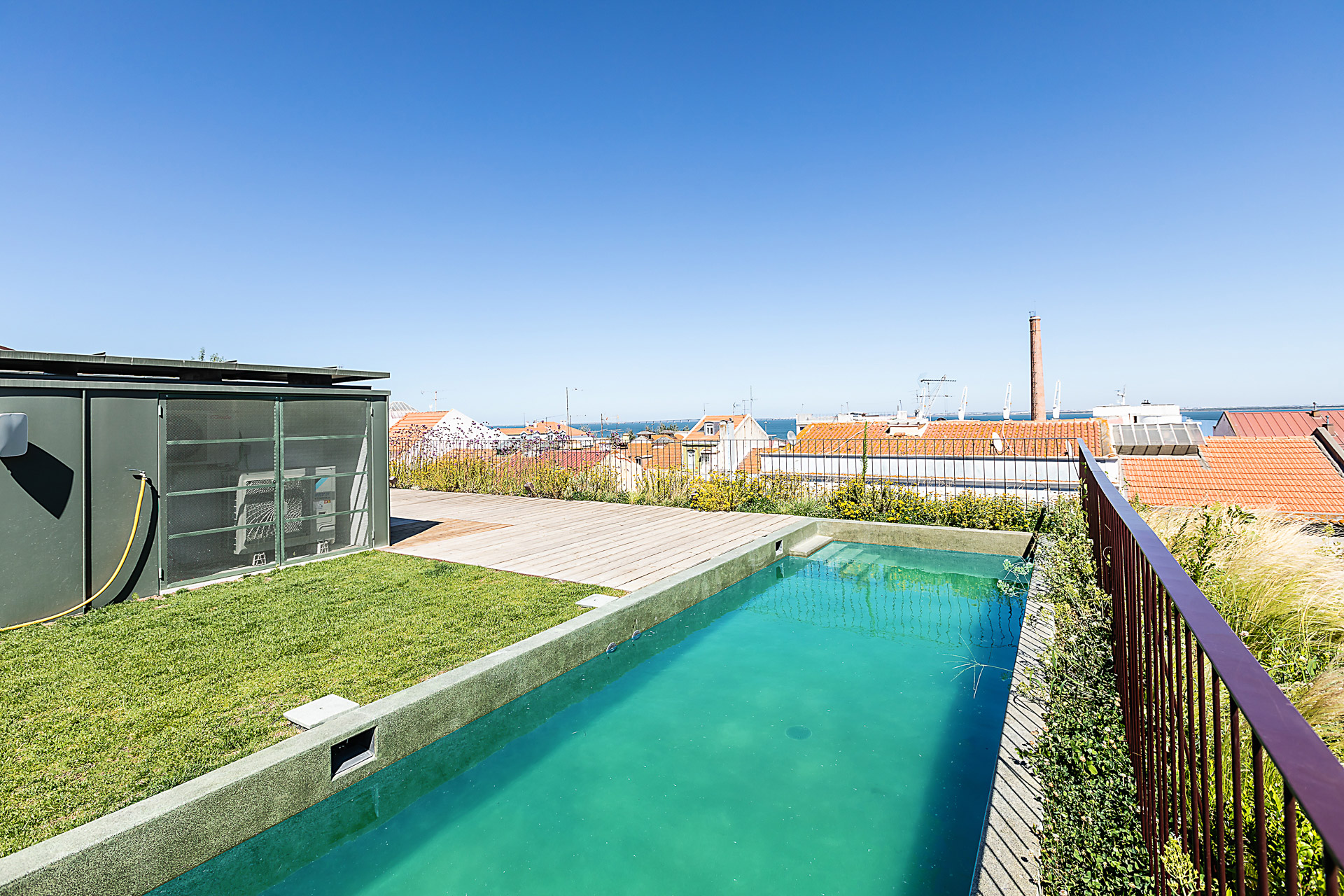 Fotografia de Arquitectura - Fotografia do topo de edificio de apartamentos com piscina