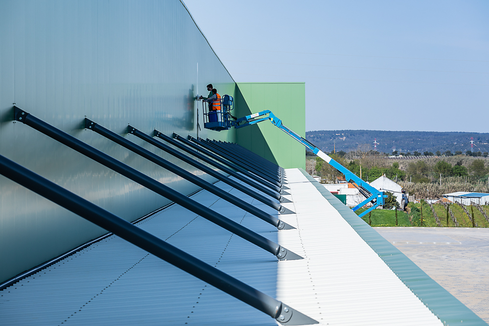 Parque Logístico - Sessão fotográfica num parque logístico, capturando a amplitude dos espaços industriais e a eficiência das instalações modernas. Com uma infraestrutura robusta e funcional, o cenário reflete a dinâmica e a precisão deste ambiente.