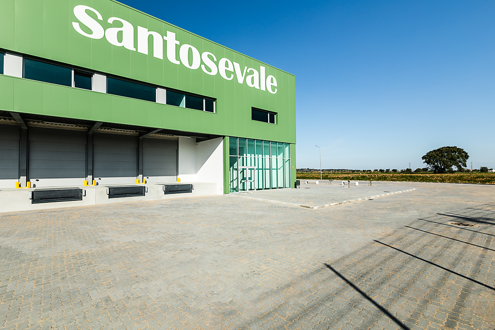 Parque Logístico - Sessão fotográfica num parque logístico, capturando a amplitude dos espaços industriais e a eficiência das instalações modernas. Com uma infraestrutura robusta e funcional, o cenário reflete a dinâmica e a precisão deste ambiente.