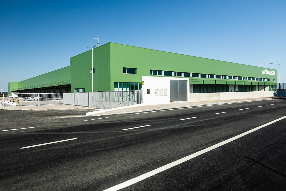 Parque Logístico - Sessão fotográfica num parque logístico, capturando a amplitude dos espaços industriais e a eficiência das instalações modernas. Com uma infraestrutura robusta e funcional, o cenário reflete a dinâmica e a precisão deste ambiente.