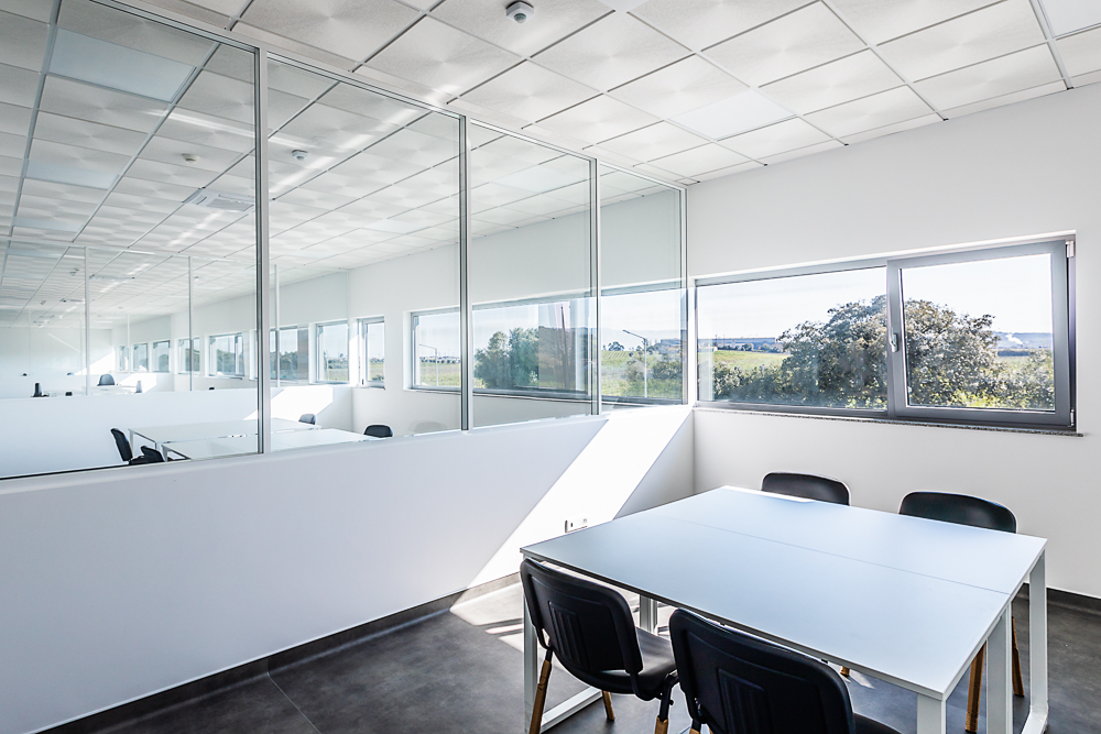 Parque Logístico - Sessão fotográfica num parque logístico, capturando a amplitude dos espaços industriais e a eficiência das instalações modernas. Com uma infraestrutura robusta e funcional, o cenário reflete a dinâmica e a precisão deste ambiente.