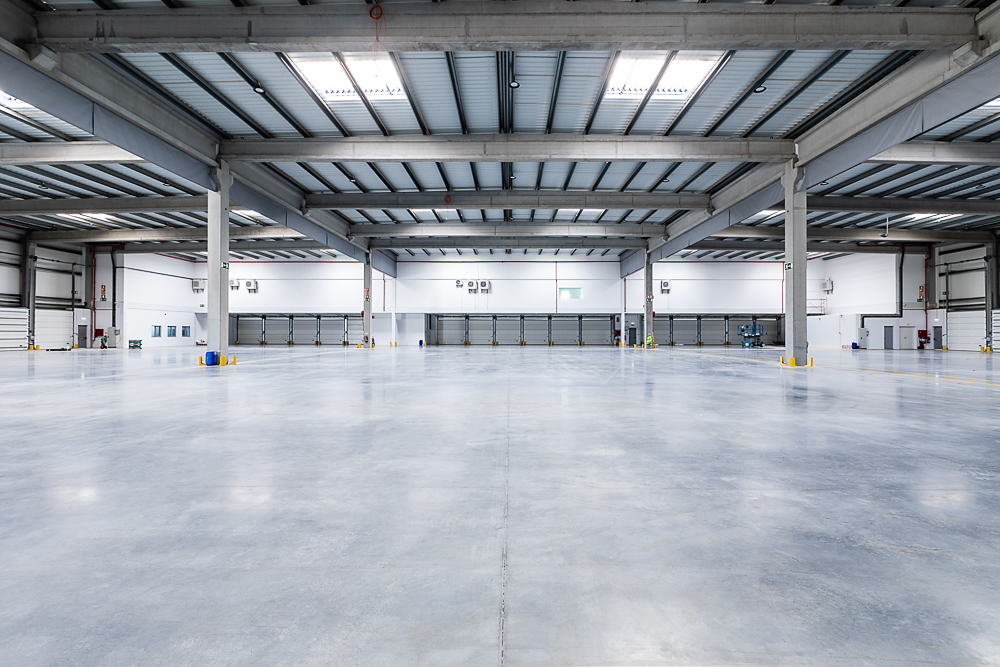 Parque Logístico - Sessão fotográfica num parque logístico, capturando a amplitude dos espaços industriais e a eficiência das instalações modernas. Com uma infraestrutura robusta e funcional, o cenário reflete a dinâmica e a precisão deste ambiente.