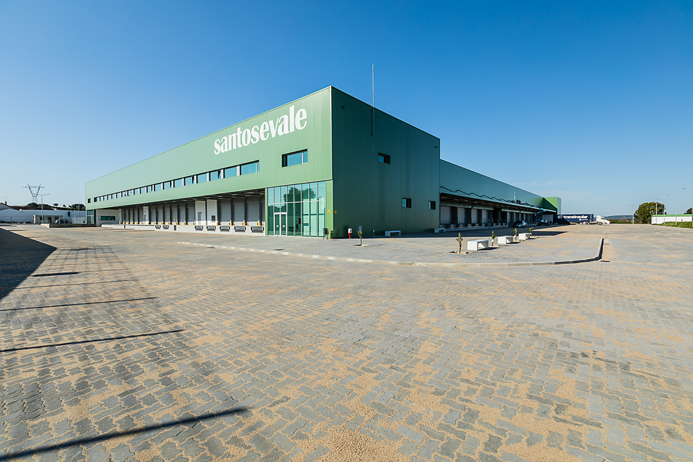 Parque Logístico - Sessão fotográfica num parque logístico, capturando a amplitude dos espaços industriais e a eficiência das instalações modernas. Com uma infraestrutura robusta e funcional, o cenário reflete a dinâmica e a precisão deste ambiente.