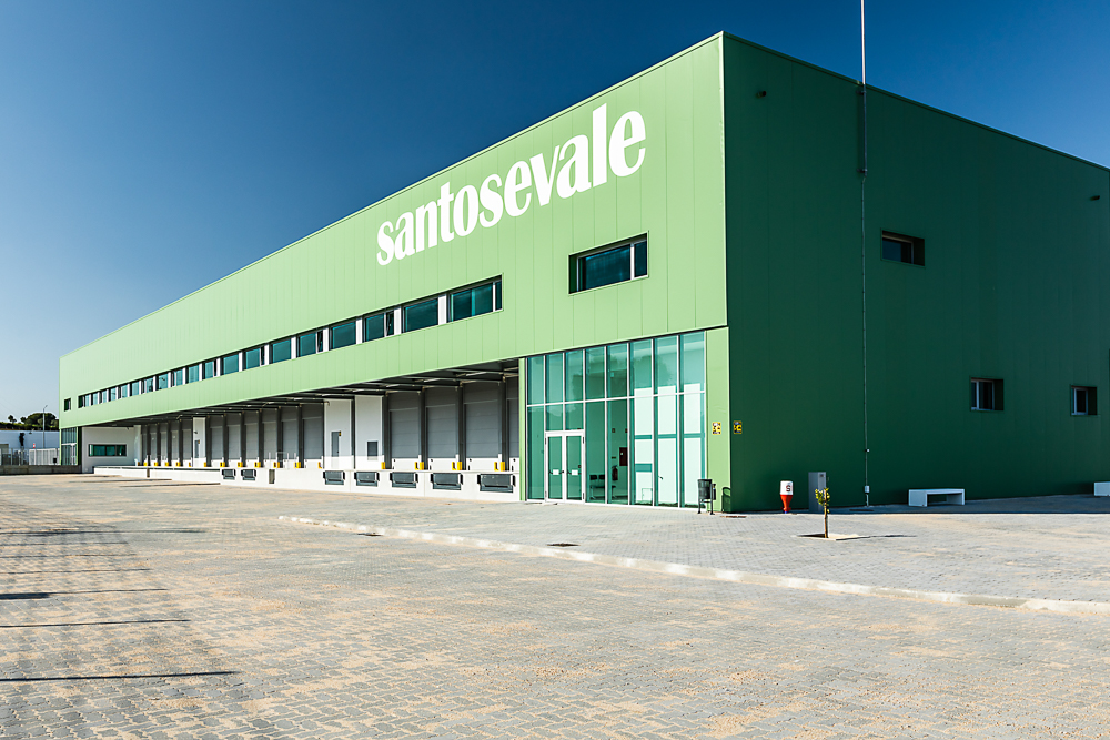 Parque Logístico - Sessão fotográfica num parque logístico, capturando a amplitude dos espaços industriais e a eficiência das instalações modernas. Com uma infraestrutura robusta e funcional, o cenário reflete a dinâmica e a precisão deste ambiente.
