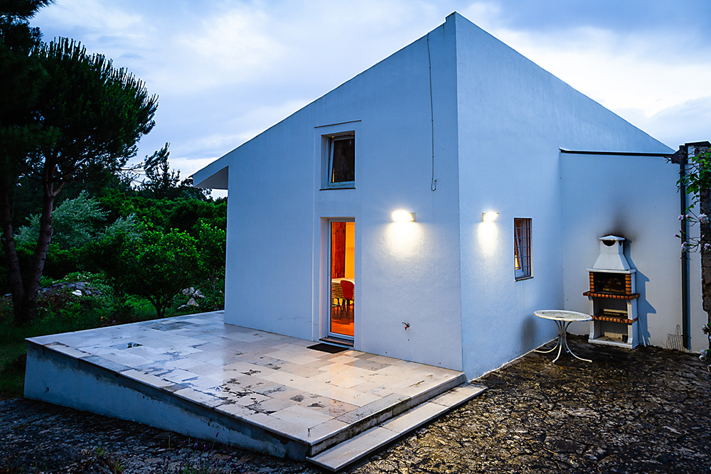 Arquitectura Exteriores - Fotografias de arquitectura em exteriores de uma casa de campo no Oeste de Portugal. A natureza envolvente em conjunto com a luz de final de dia com as luzes de interior fazem com que as imagens se destaquem