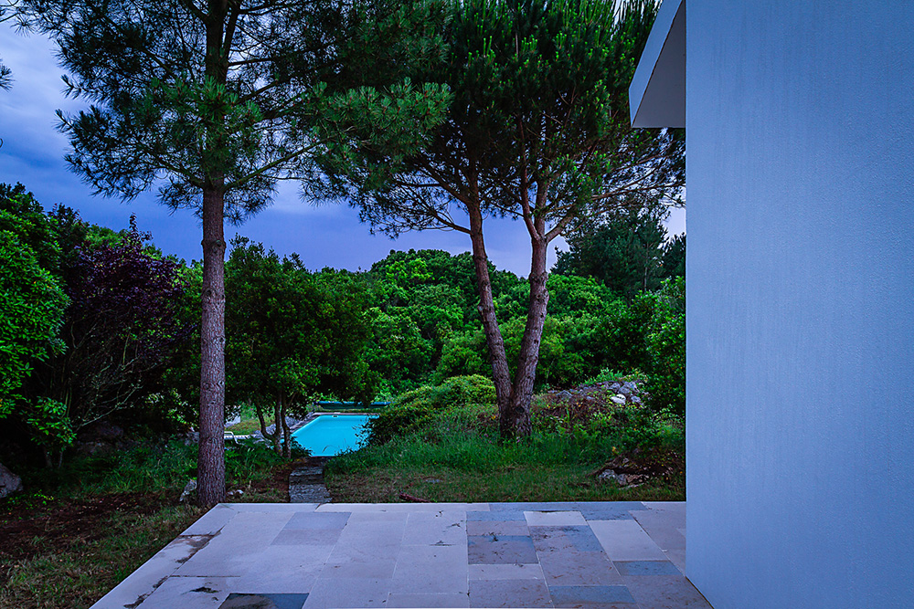 Arquitectura Exteriores - Fotografias de arquitectura em exteriores de uma casa de campo no Oeste de Portugal. A natureza envolvente em conjunto com a luz de final de dia com as luzes de interior fazem com que as imagens se destaquem