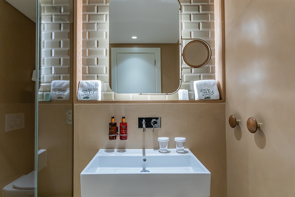 Hoteis My Story - Sessão fotográfica num hotel boutique em Lisboa, onde o charme dos interiores clássicos, combinados com design sofisticado, criaram o cenário perfeito. Cada detalhe, da decoração elegante à luz suave, destacou a essência deste espaço único.