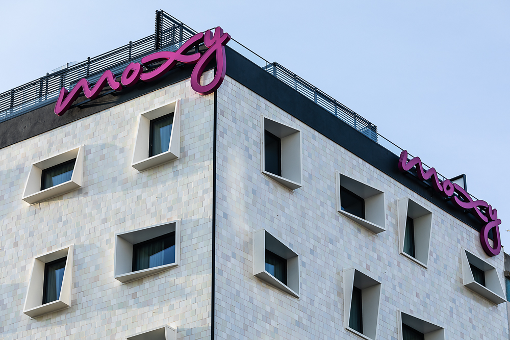 Hotel Moxy - Uma sessão fotográfica num hotel urban chic em Lisboa, onde o design contemporâneo e a elegância minimalista se destacam. Com interiores sofisticados e uma estética moderna, capturámos a essência urbana e o estilo cosmopolita do espaço.