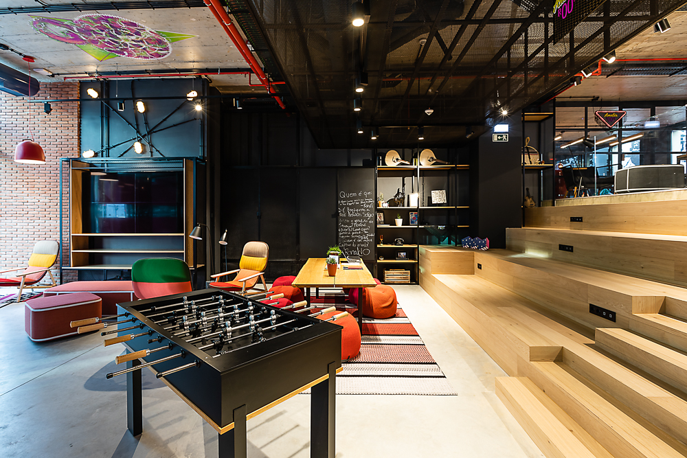 Hotel Moxy - Uma sessão fotográfica num hotel urban chic em Lisboa, onde o design contemporâneo e a elegância minimalista se destacam. Com interiores sofisticados e uma estética moderna, capturámos a essência urbana e o estilo cosmopolita do espaço.