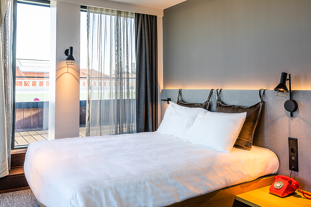 Hotel Moxy - Uma sessão fotográfica num hotel urban chic em Lisboa, onde o design contemporâneo e a elegância minimalista se destacam. Com interiores sofisticados e uma estética moderna, capturámos a essência urbana e o estilo cosmopolita do espaço.