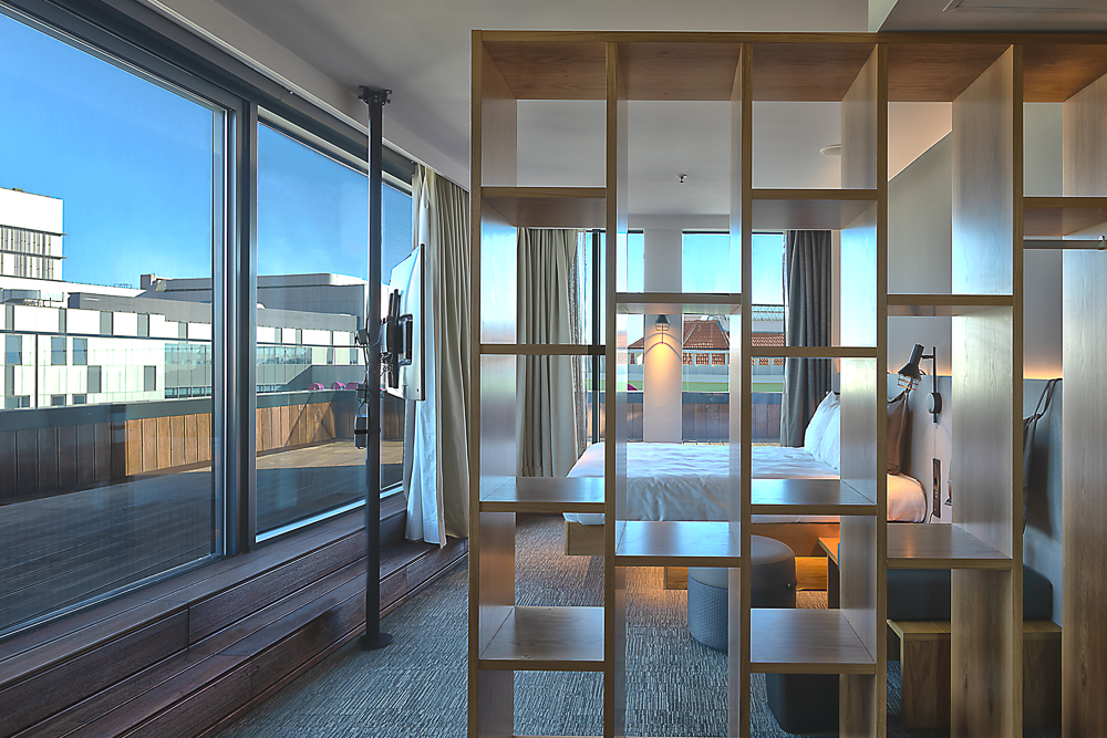 Hotel Moxy - Uma sessão fotográfica num hotel urban chic em Lisboa, onde o design contemporâneo e a elegância minimalista se destacam. Com interiores sofisticados e uma estética moderna, capturámos a essência urbana e o estilo cosmopolita do espaço.