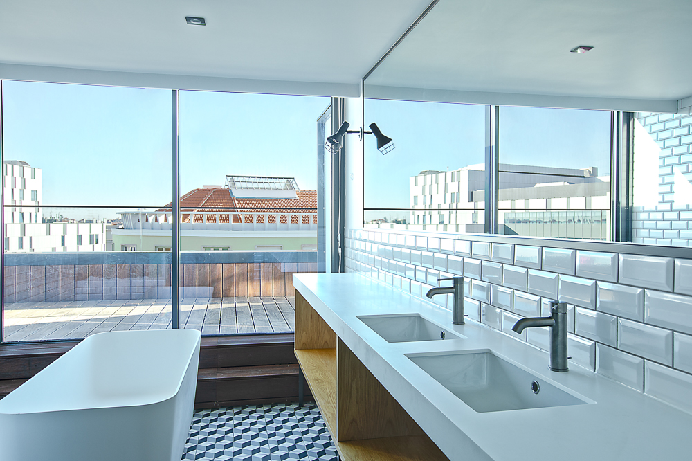 Hotel Moxy - Uma sessão fotográfica num hotel urban chic em Lisboa, onde o design contemporâneo e a elegância minimalista se destacam. Com interiores sofisticados e uma estética moderna, capturámos a essência urbana e o estilo cosmopolita do espaço.
