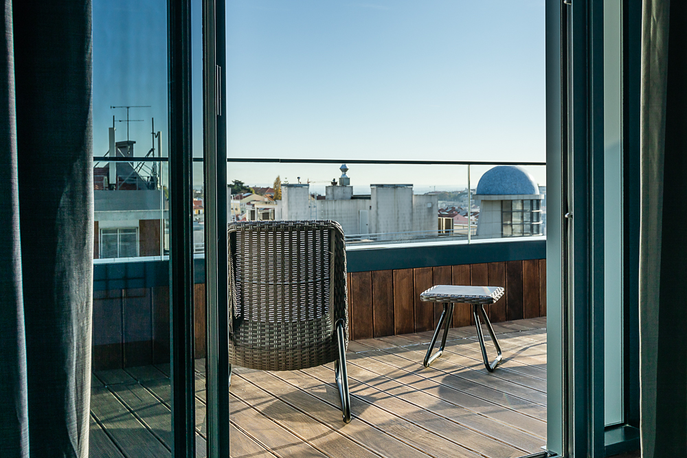 Hotel Moxy - Uma sessão fotográfica num hotel urban chic em Lisboa, onde o design contemporâneo e a elegância minimalista se destacam. Com interiores sofisticados e uma estética moderna, capturámos a essência urbana e o estilo cosmopolita do espaço.