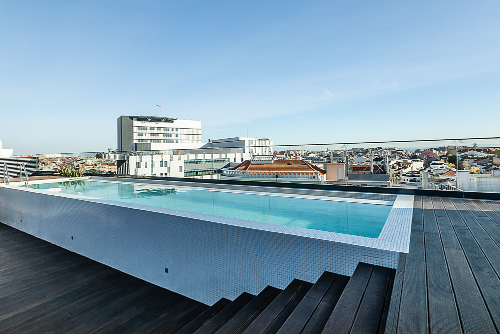 Hotel Moxy - Uma sessão fotográfica num hotel urban chic em Lisboa, onde o design contemporâneo e a elegância minimalista se destacam. Com interiores sofisticados e uma estética moderna, capturámos a essência urbana e o estilo cosmopolita do espaço.