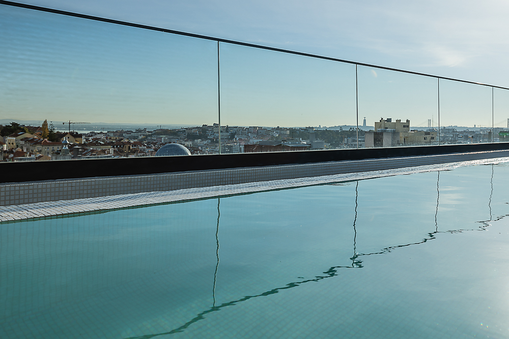 Hotel Moxy - Uma sessão fotográfica num hotel urban chic em Lisboa, onde o design contemporâneo e a elegância minimalista se destacam. Com interiores sofisticados e uma estética moderna, capturámos a essência urbana e o estilo cosmopolita do espaço.