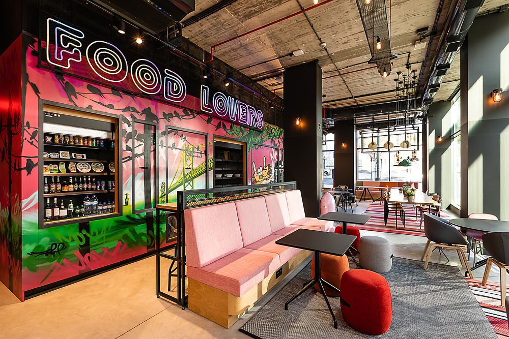 Hotel Moxy - Uma sessão fotográfica num hotel urban chic em Lisboa, onde o design contemporâneo e a elegância minimalista se destacam. Com interiores sofisticados e uma estética moderna, capturámos a essência urbana e o estilo cosmopolita do espaço.