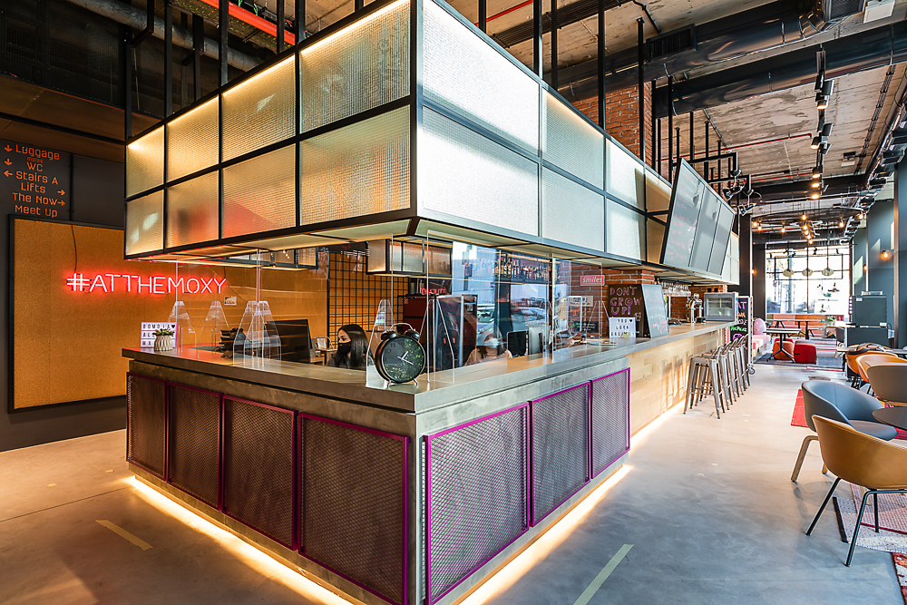 Hotel Moxy - Uma sessão fotográfica num hotel urban chic em Lisboa, onde o design contemporâneo e a elegância minimalista se destacam. Com interiores sofisticados e uma estética moderna, capturámos a essência urbana e o estilo cosmopolita do espaço.