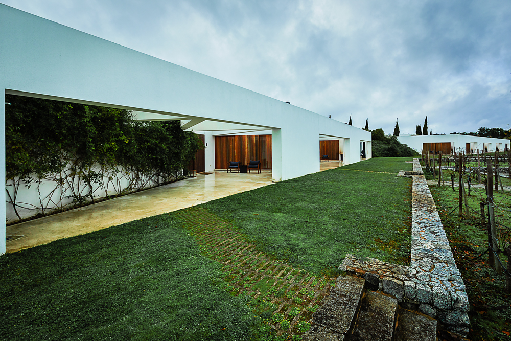 Hotel L'and Vineyards - Captando a beleza do hotel de campo através da fotografia de arquitetura. Aninhados no coração das infinitas fileiras de vinhas, este hotel de campo oferece uma mistura única de beleza natural e arquitetura sofisticada proporcionando uma rica paleta 