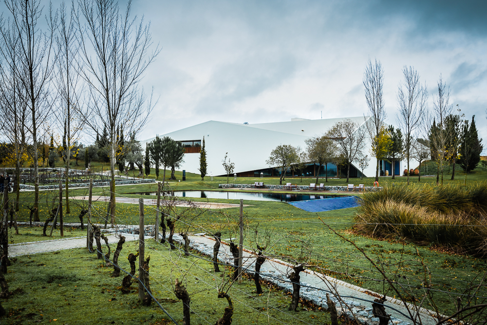 Hotel L'and Vineyards - Captando a beleza do hotel de campo através da fotografia de arquitetura. Aninhados no coração das infinitas fileiras de vinhas, este hotel de campo oferece uma mistura única de beleza natural e arquitetura sofisticada proporcionando uma rica paleta 