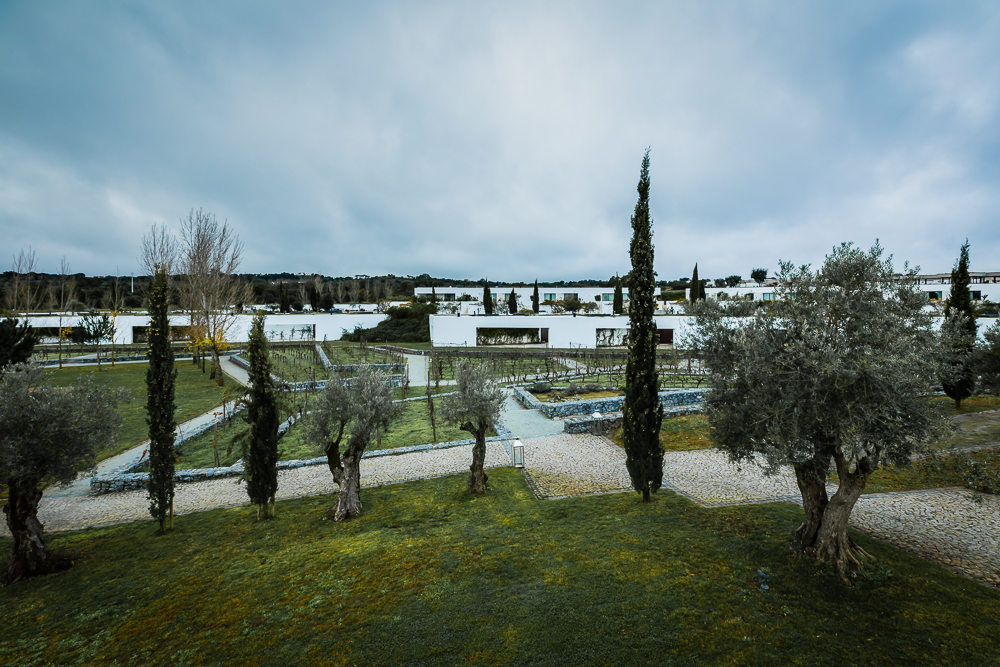 Hotel L'and Vineyards - Captando a beleza do hotel de campo através da fotografia de arquitetura. Aninhados no coração das infinitas fileiras de vinhas, este hotel de campo oferece uma mistura única de beleza natural e arquitetura sofisticada proporcionando uma rica paleta 