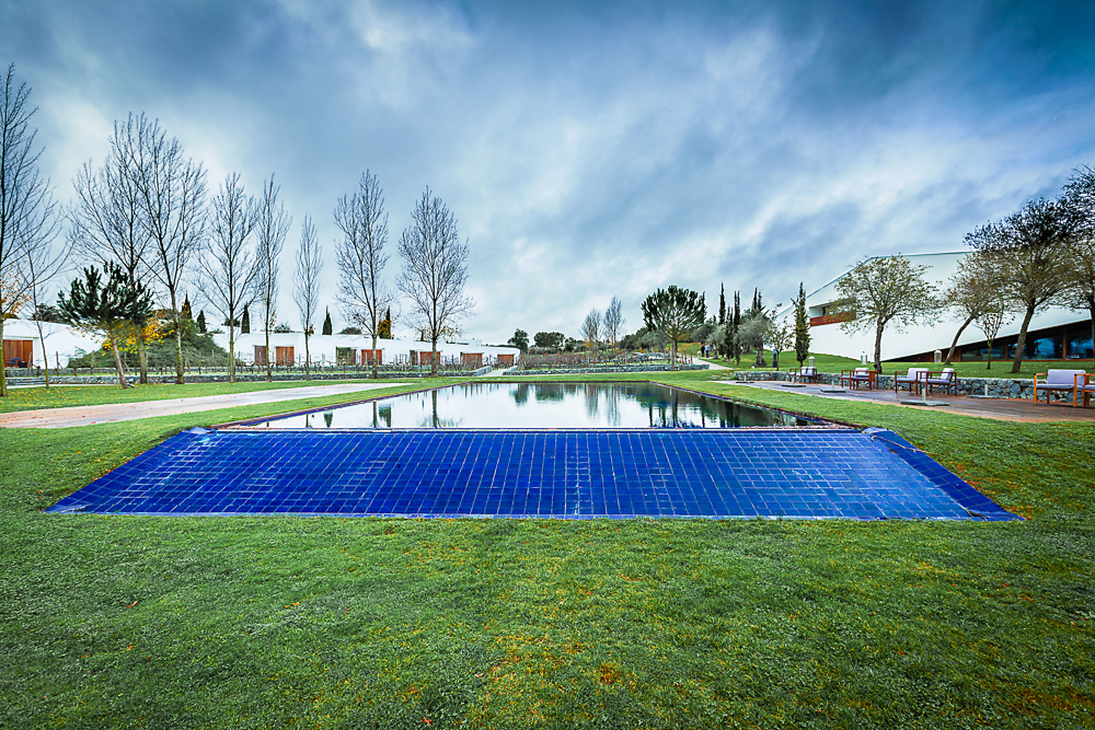 Hotel L'and Vineyards - Captando a beleza do hotel de campo através da fotografia de arquitetura. Aninhados no coração das infinitas fileiras de vinhas, este hotel de campo oferece uma mistura única de beleza natural e arquitetura sofisticada proporcionando uma rica paleta 