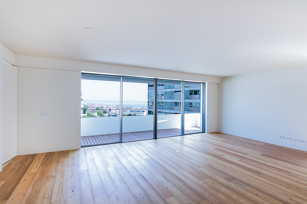 Amoreiras Garden - Sessão de fotografias a um moderno edifício, destacando sua arquitetura elegante e sofisticada. O foco será a piscina no topo do prédio, oferecendo uma vista panorâmica deslumbrante e um ambiente exclusivo para moradores, realçando luxo e conforto.
