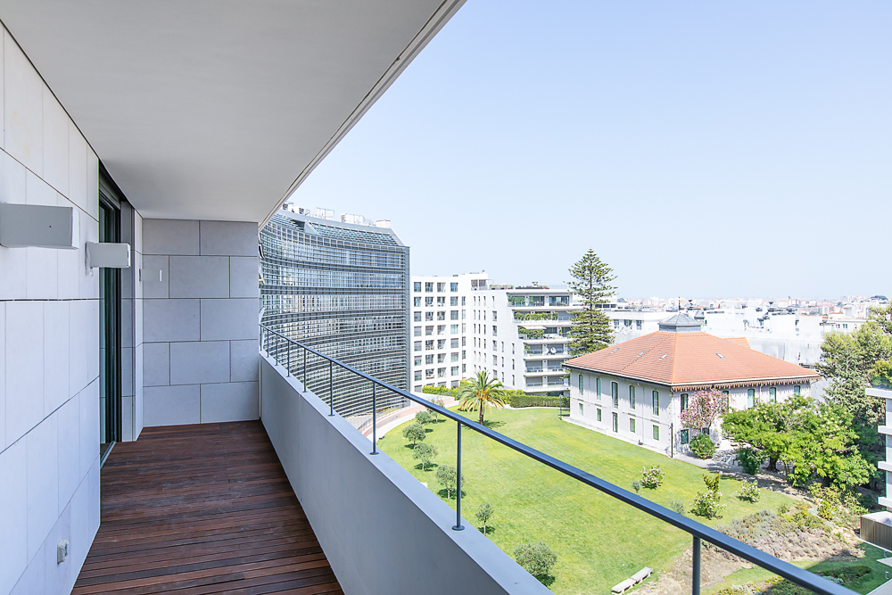 Amoreiras Garden - Sessão de fotografias a um moderno edifício, destacando sua arquitetura elegante e sofisticada. O foco será a piscina no topo do prédio, oferecendo uma vista panorâmica deslumbrante e um ambiente exclusivo para moradores, realçando luxo e conforto.