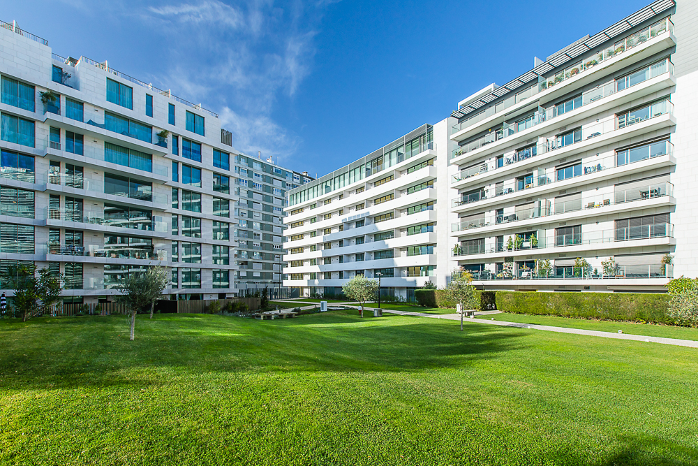 Amoreiras Garden - Sessão de fotografias a um moderno edifício, destacando sua arquitetura elegante e sofisticada. O foco será a piscina no topo do prédio, oferecendo uma vista panorâmica deslumbrante e um ambiente exclusivo para moradores, realçando luxo e conforto.