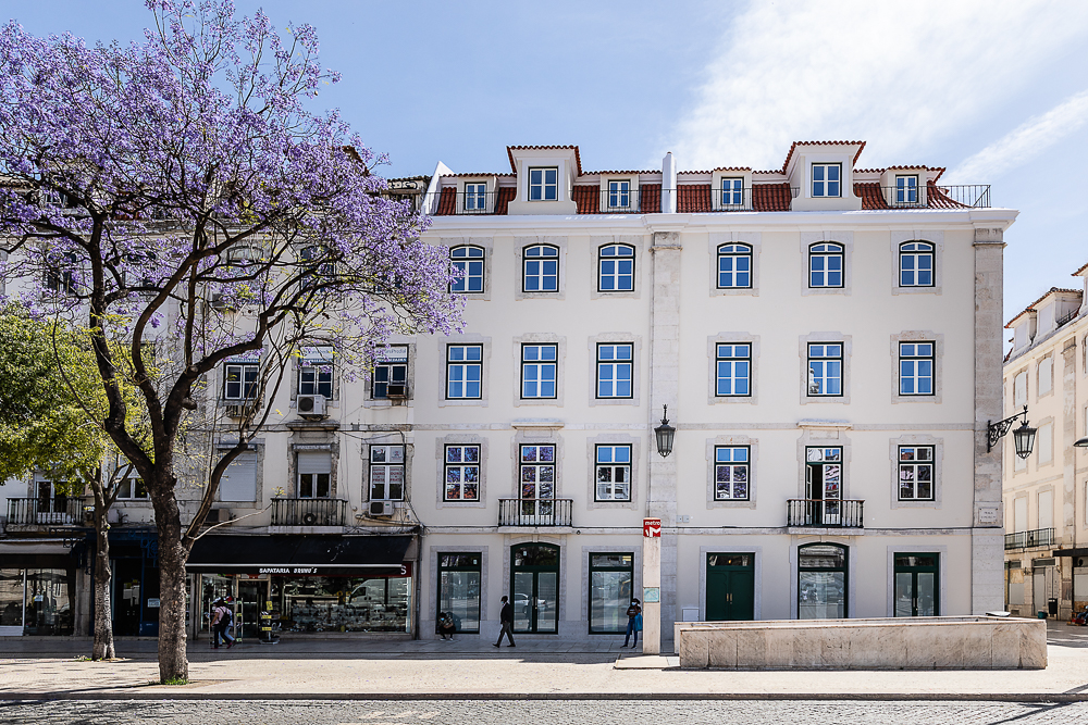 Fotografia Imobiliária - Sessão fotográfica de elegantes habitações à venda no Largo do Rossio, em Lisboa. Com vistas deslumbrantes e interiores sofisticados, capturámos a harmonia entre o charme histórico da localização e o conforto moderno dos espaços.