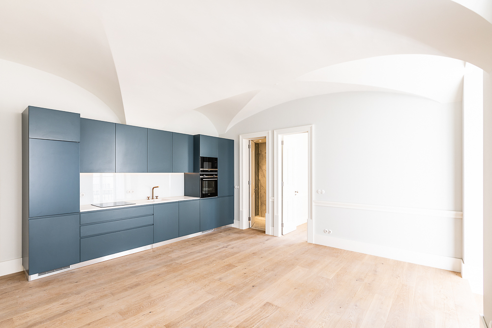Fotografia Imobiliária - Sessão fotográfica de elegantes habitações à venda no Largo do Rossio, em Lisboa. Com vistas deslumbrantes e interiores sofisticados, capturámos a harmonia entre o charme histórico da localização e o conforto moderno dos espaços.