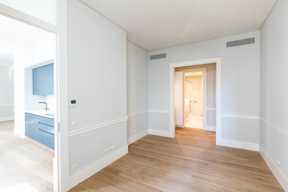 Fotografia Imobiliária - Sessão fotográfica de elegantes habitações à venda no Largo do Rossio, em Lisboa. Com vistas deslumbrantes e interiores sofisticados, capturámos a harmonia entre o charme histórico da localização e o conforto moderno dos espaços.