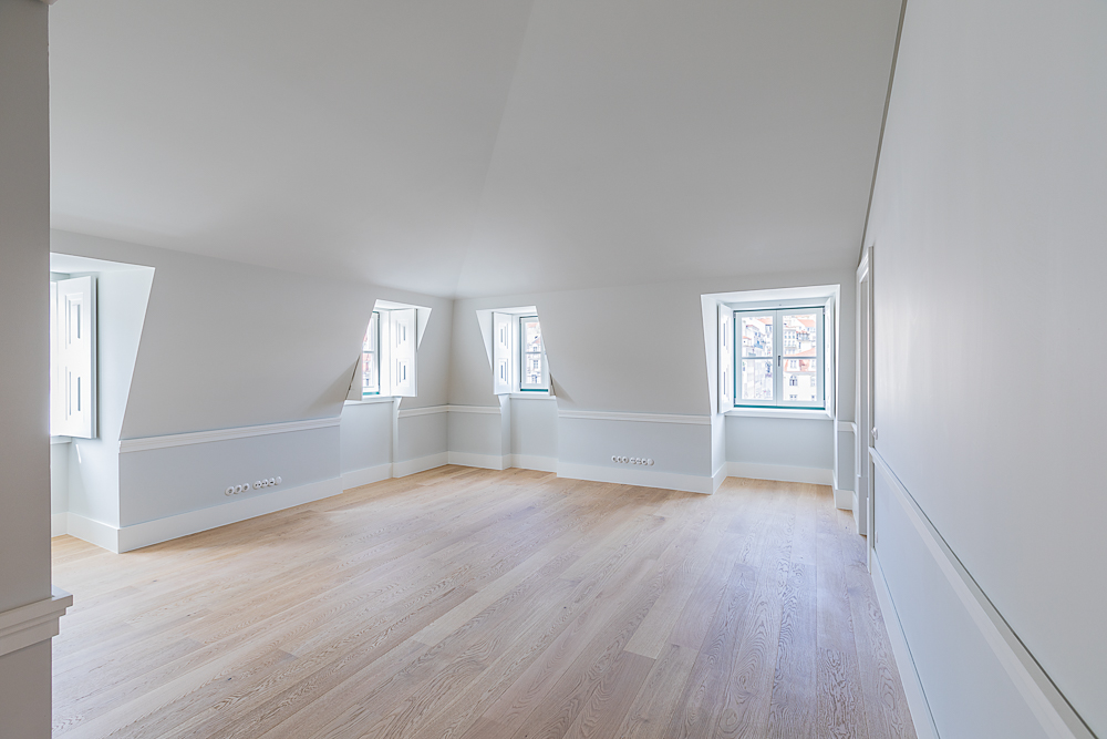 Fotografia Imobiliária - Sessão fotográfica de elegantes habitações à venda no Largo do Rossio, em Lisboa. Com vistas deslumbrantes e interiores sofisticados, capturámos a harmonia entre o charme histórico da localização e o conforto moderno dos espaços.